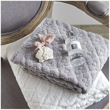 Load image into Gallery viewer, Guest towel Floral softness.