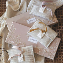 Load image into Gallery viewer, Set of 2 scented pouches Escale a Sintra - Cotton Blossom.
