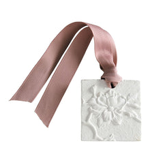 Load image into Gallery viewer, Set of 5 Scented Decorations - Fleur de Thé.
